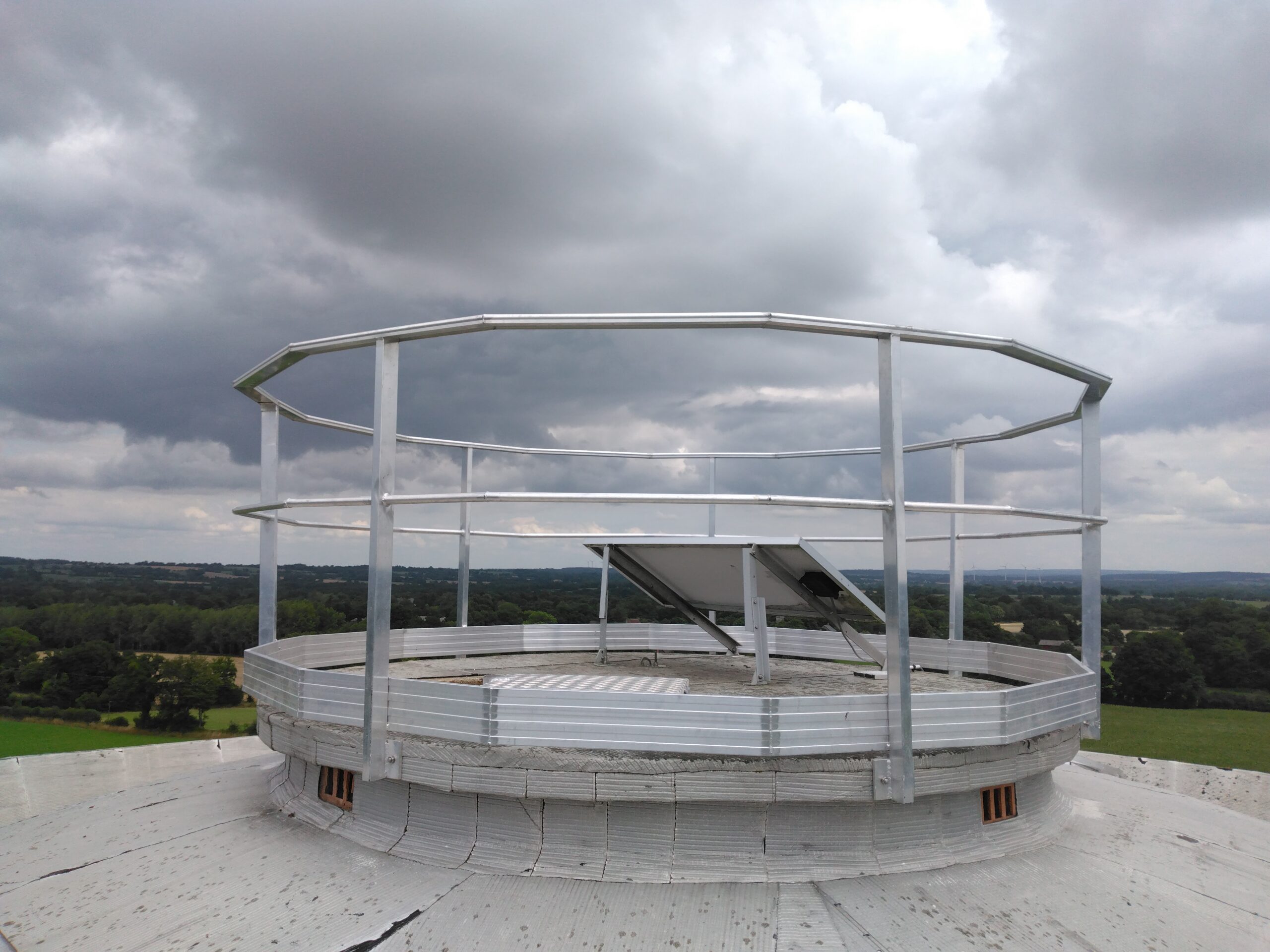 plateforme en métal en haut d'un château d'eau